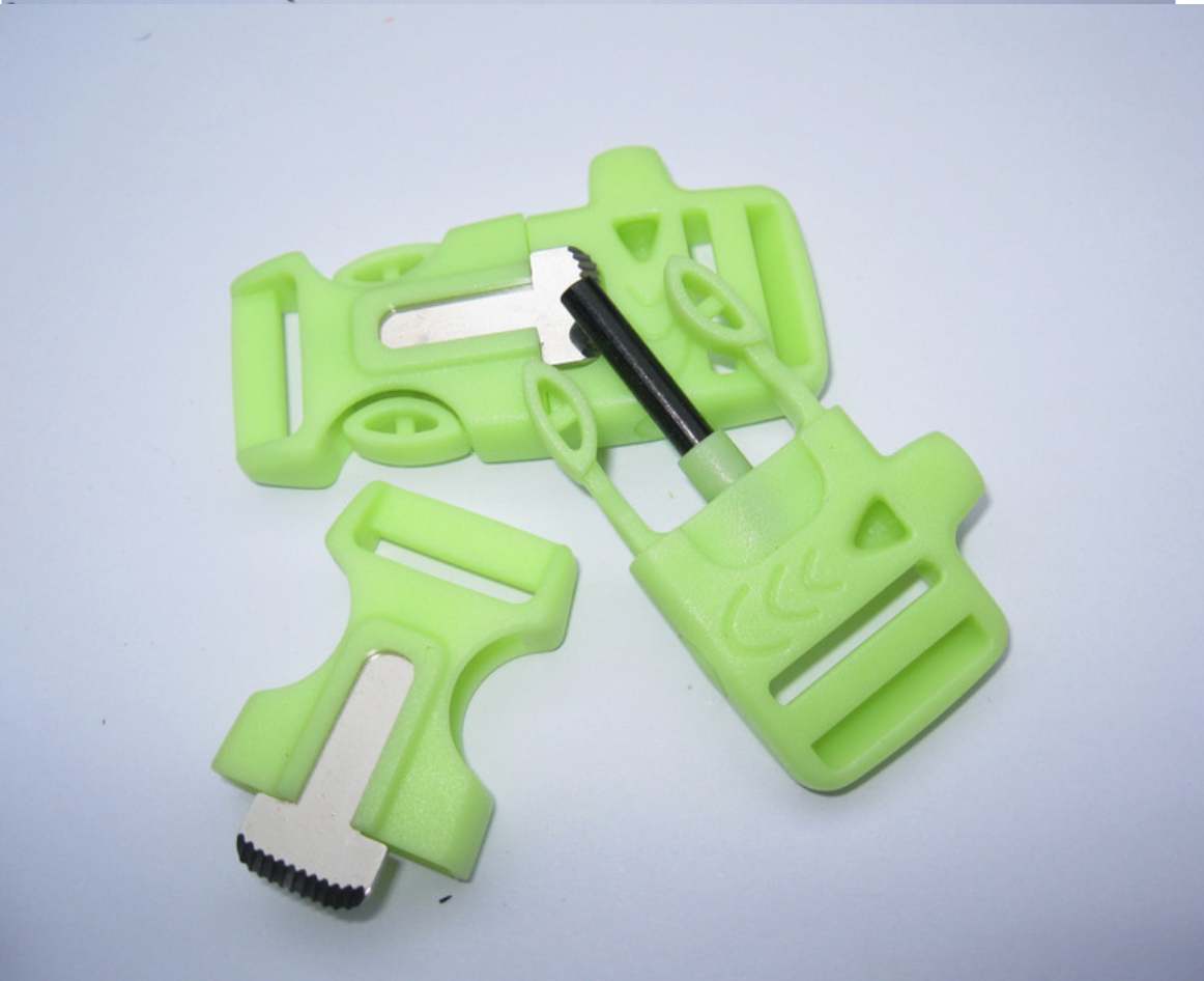 ตัวล็อคก้ามปู เรืองแสง - มีแท่งจุดไฟและนกหวีดในตัว