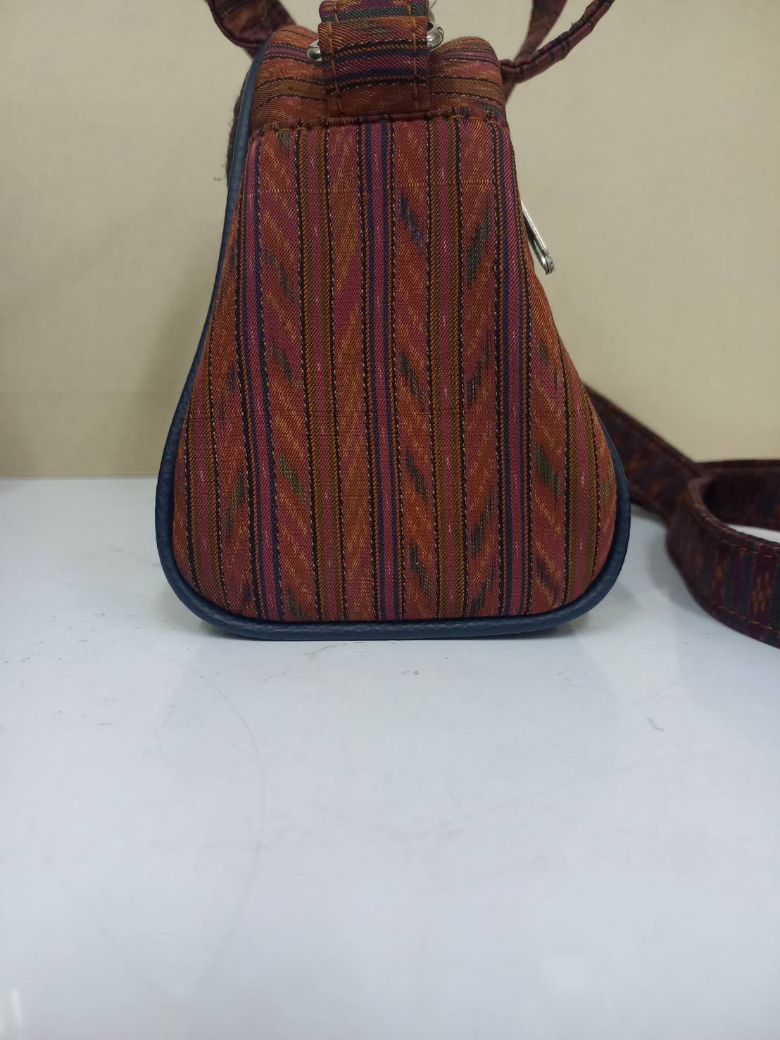 กระเป๋าคล้องแขน มัดหมี่ไหมแท้ ลายกระเอ็ด สีน้ำตาล รหัส GLA-ST-0904673