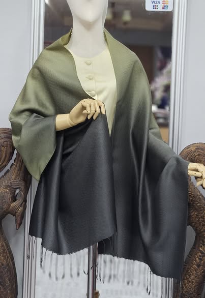 ผ้าคลุมไหล่ไหม ยกดอกลูกแก้ว ไล่เฉดสี ขนาด 65x200ซม. สีเทาดำ-สีเขียว รหัส ZYE-TT-1127681