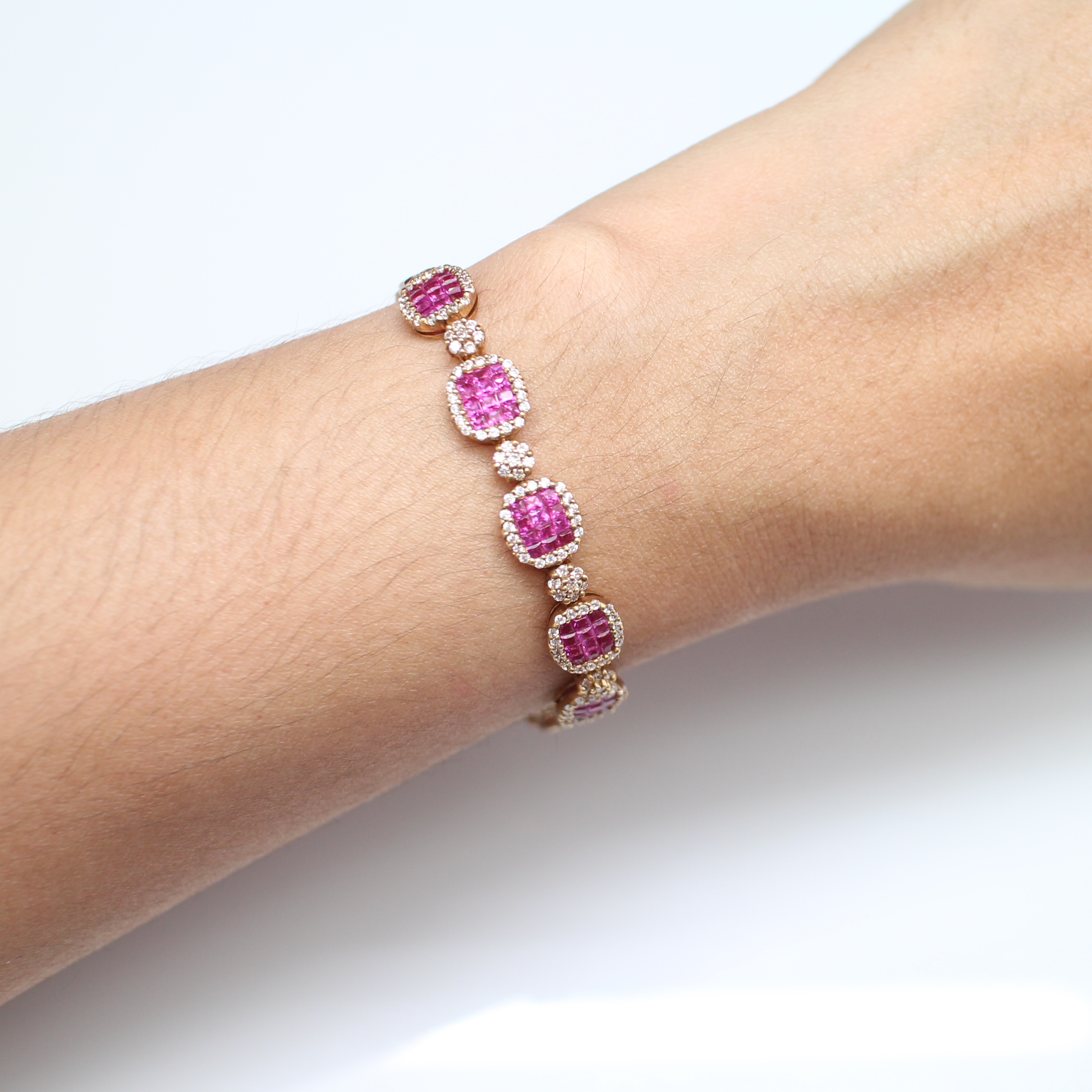 BL25041 สร้อยข้อมือทับทิมเจียรไนล้อมพลอยขาว ทองแท้ 14k นน.รวม 11.8 กรัม ยาว 18 ซม. ทับทิมสีหวานมาก