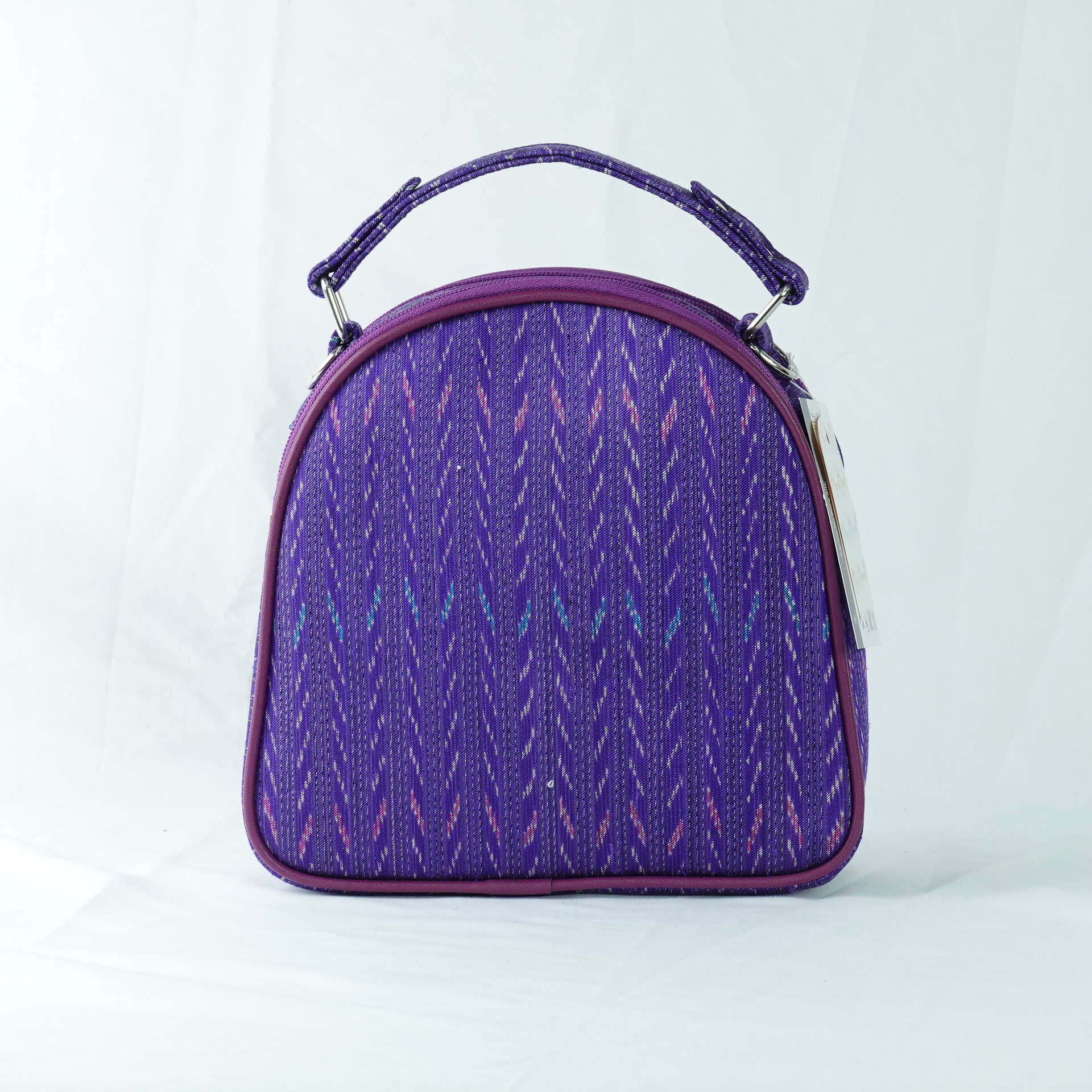 กระเป๋าถือไหมแท้ทรงโดมหลังเต่า พร้อมสายสะพาย ขนาด 8x21x21 ซม. ความสูงหูจับ 7 ซม. สีม่วง รหัส GO-TT-060468150
