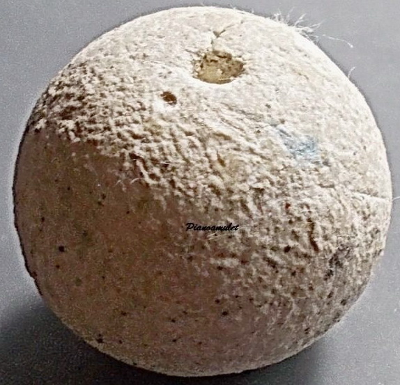 ลูกอมเนื้อปูนผสมผงพุทธคุณ หลวงปู่ดู่วัดสะแก (ลูกแก้วมณีนพรัตน์ หรือลูกแก้วสารพัดนึก)