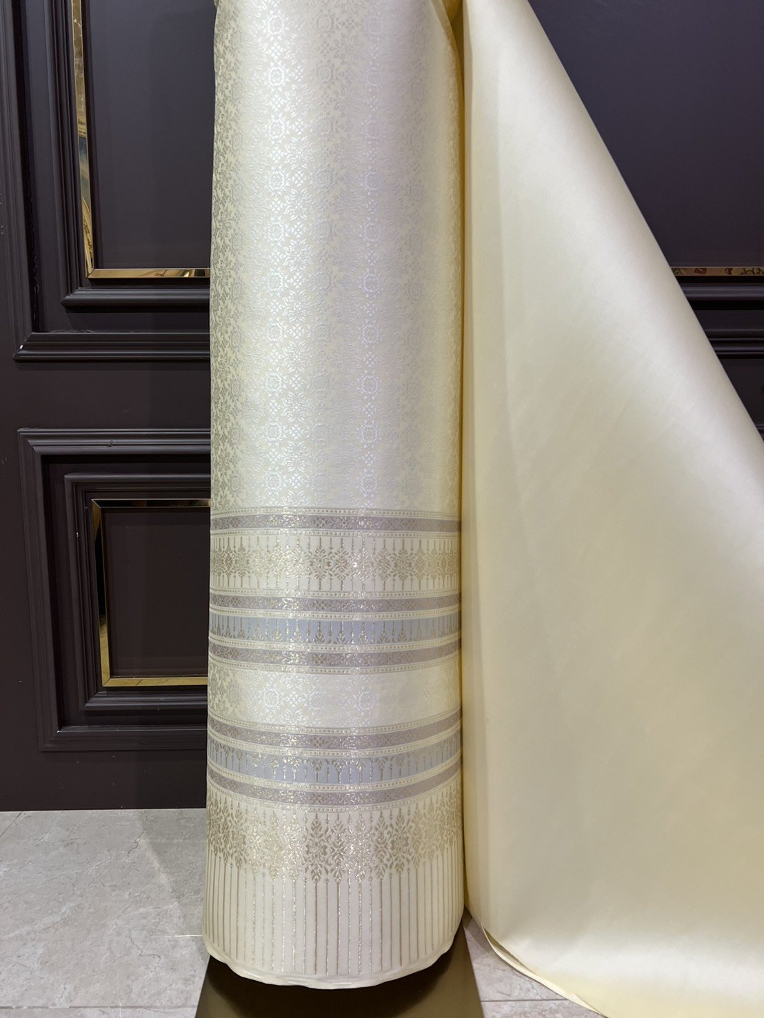 (ผ้าชุด)ผ้าไหมยกดอกลำพูน เกาะเชิงดิ้นทอง ขนาด 1.02x4.45เมตร ลายสุริยะฉาย พื้นสีเหลืองครีม รหัส N90-29-TR0553