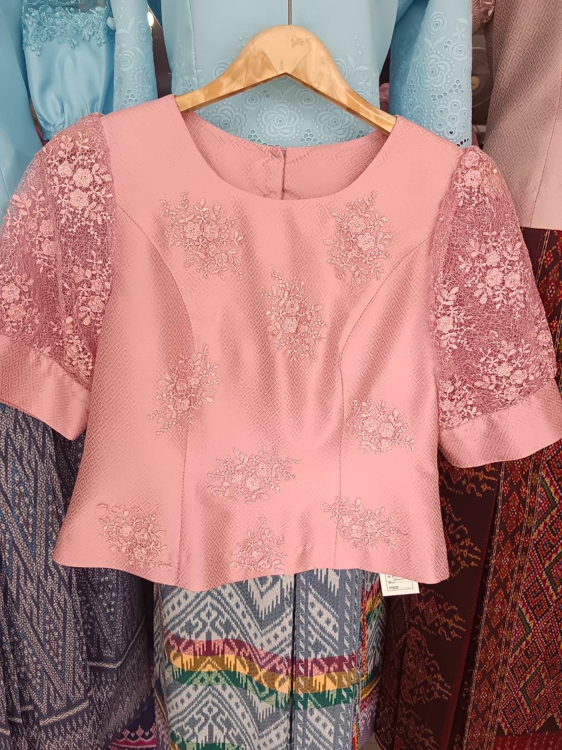 แบบตัด เสื้อผ้าไหมยกดอก แต่งลายลูกไม้ (รวมผ้า) เลือกสี เลือกไซส์ รหัส CUT-PTS-0905681