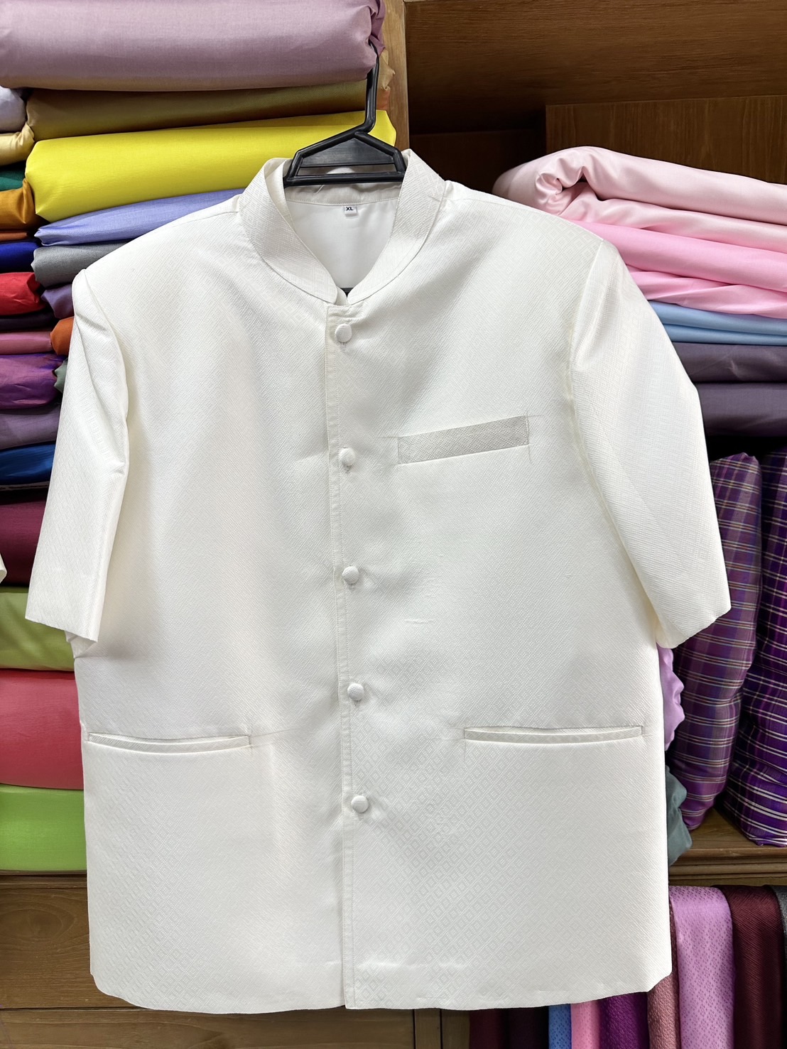 เสื้อสูทไหม แขนสั้น คอพระราชทาน ยกดอกลูกแก้ว สีขาวครีม ไซส์ XL รหัส DR-ST-1114673