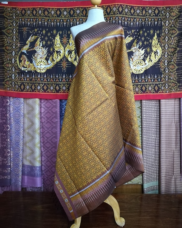 ซิ่น ผ้าไหมมัดหมี่ ไหมแท้ สีธรรมชาติ มีปูม 6ตะกอ ขนาด1x2เมตร พื้นสีเหลืองแก่ รหัส L1-NY-10276611179