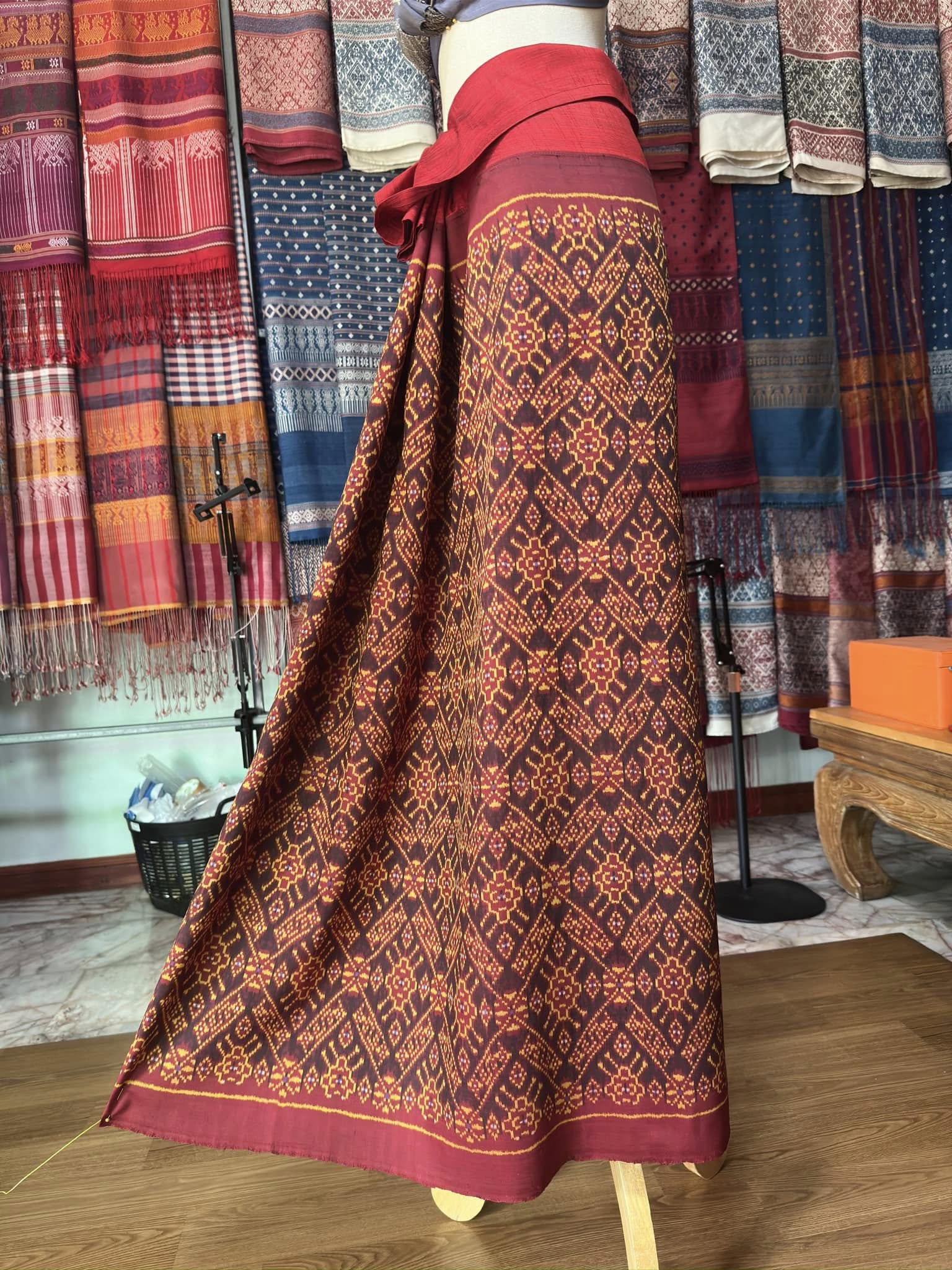 ซิ่น พระตะบอง ผ้าจามทอสามตะกอ ขนาด 117x165ซม พื้นสีแดง รหัส N9-SIL-AJ4