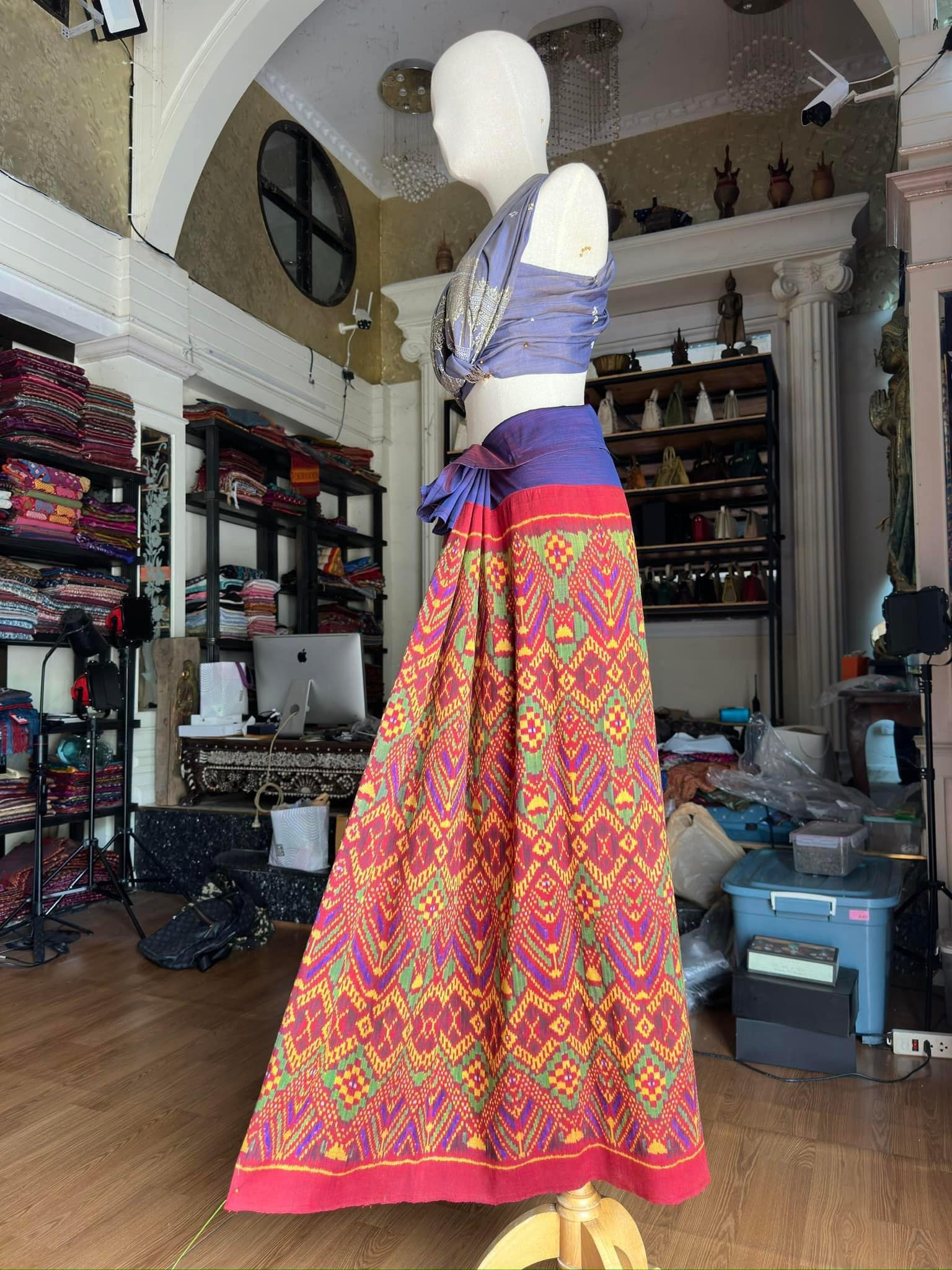 ซิ่น ไหมมัดหมี่รุ่นพิเศษ งานทอ 3ตะกอ ขนาด 118x170ซม สีน้ำเงิน รหัส N9-SIL-JA1