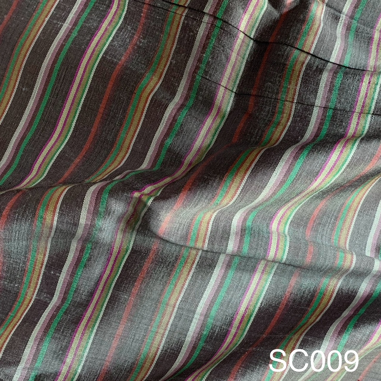 ผ้าไหมลายทาง เนื้อหยาบ ขายตามความยาวหลา โทนสีน้ำเทาเงิน รหัส A8-AA-SC009