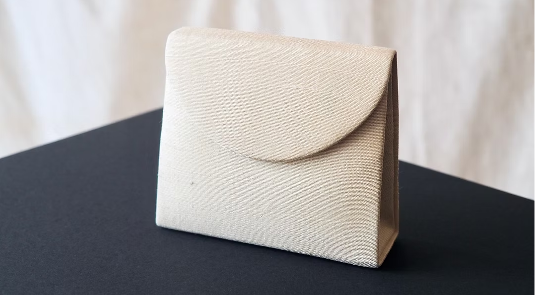 กระเป๋าใส่ของขนาดเล็ก ขนาด 3x9.5x8 cm.สีขาวครีม GL-CT-103398