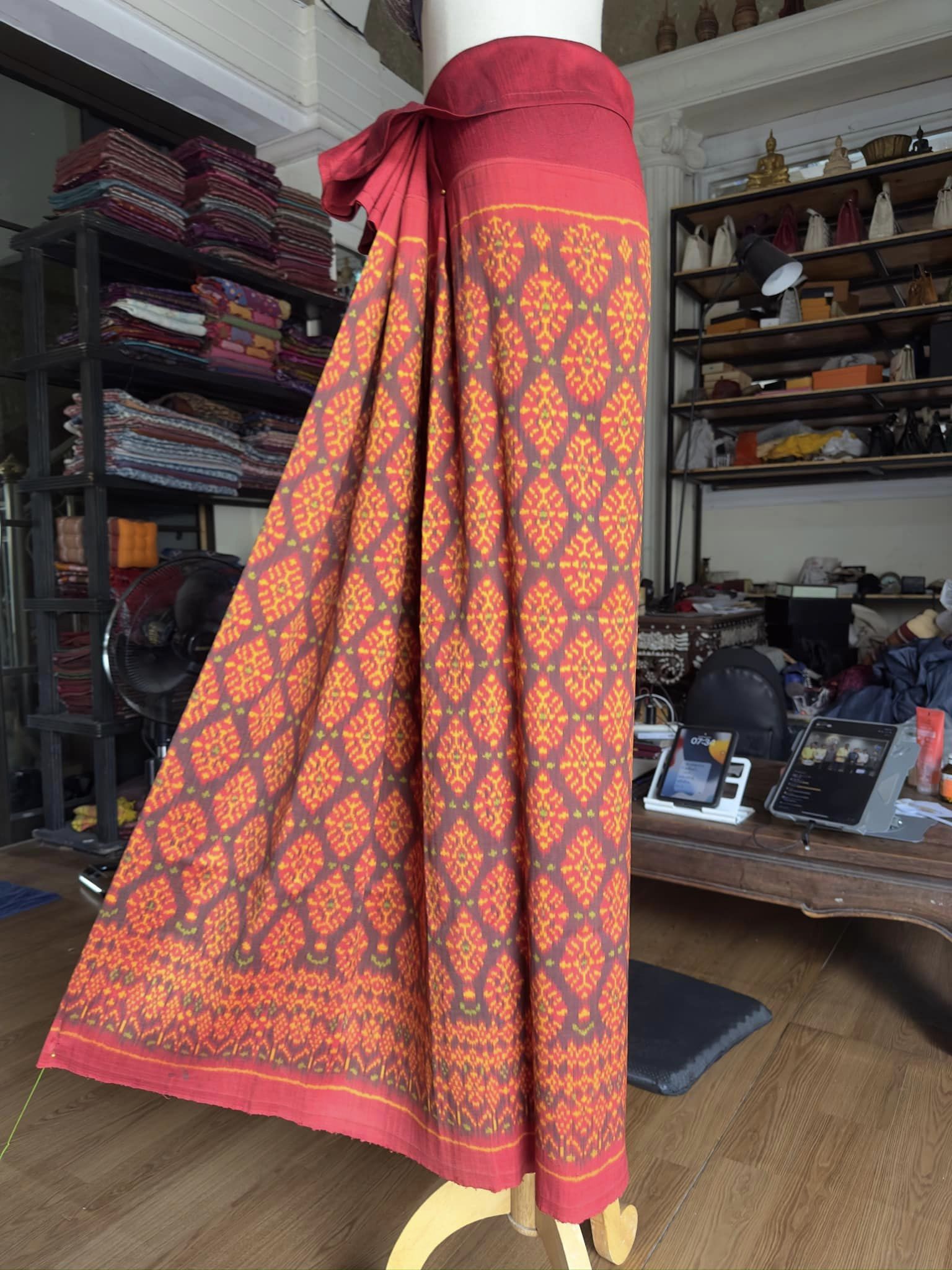 ซิ่น ไหมพระตะบอง มัดหมี่ 3ตะกอ ขนาด 115x170ซม ลายกูมเพิง สีส้มเหลือง รหัส N9-SIL-JJ31