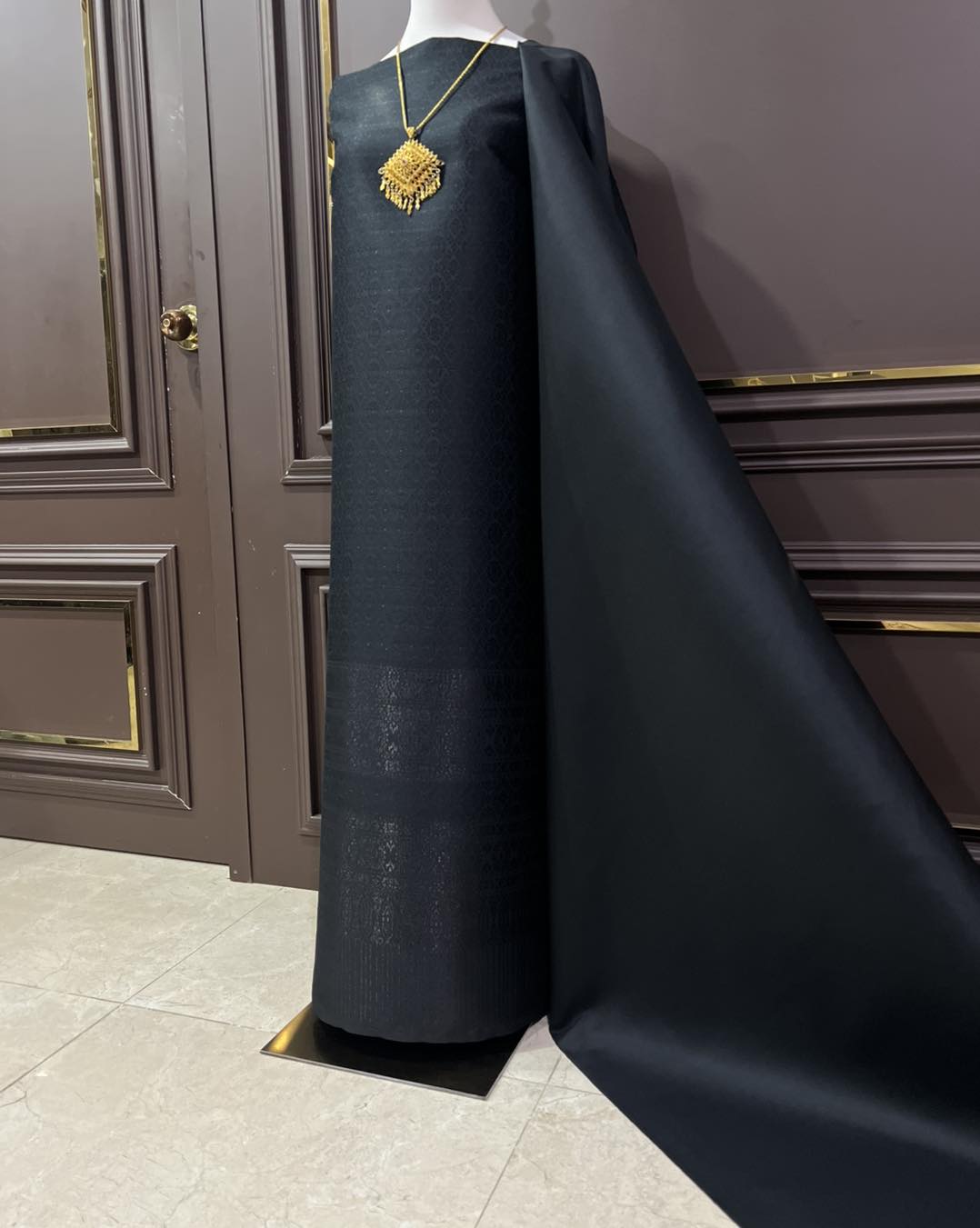 (ผ้าชุด)ผ้าไหมยกดอกลำพูน เกาะเชิงดิ้นดำ ขนาด 1.02x4.43เมตร ลายดอกบุหวาสาลี พื้นสีดำ รหัส N90-29-TR0549