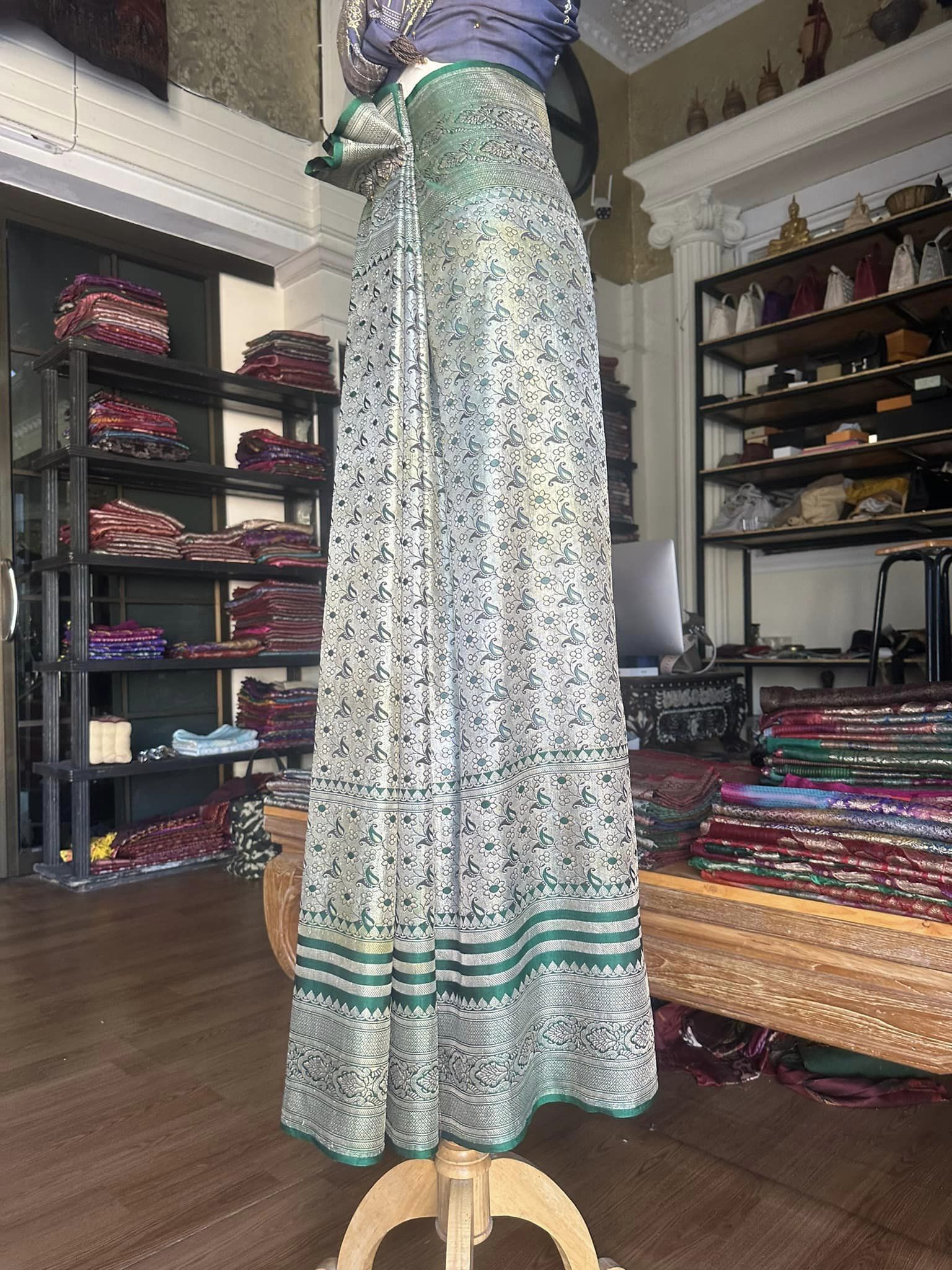 ซิ่น ผ้าปาโตล่ายกเงิน เส้นยืนไหมแท้ ขนาด 113x210ซม มีหน้านาง พื้นสีเขียว รหัส N9-SIL0523663
