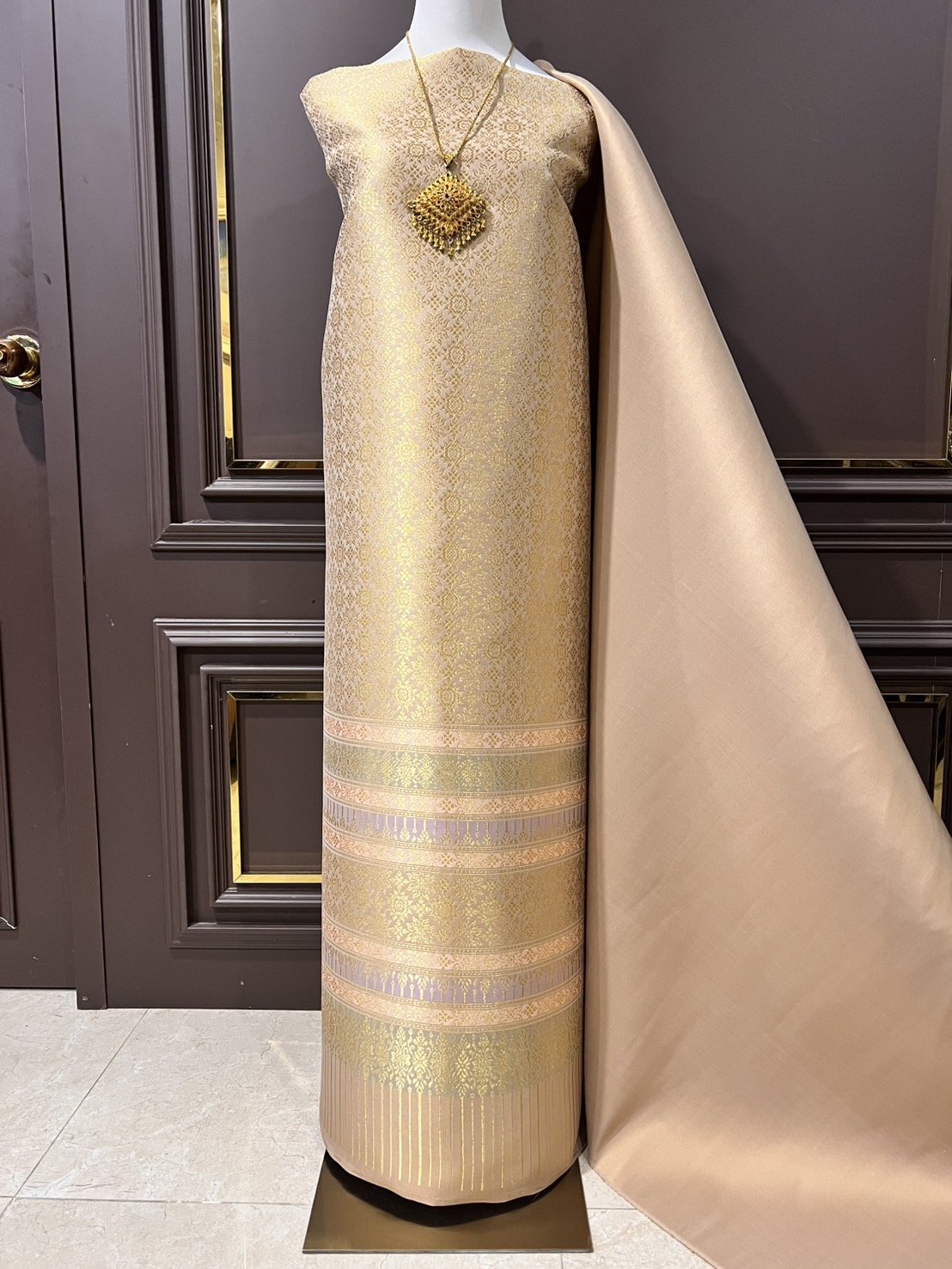 (ผ้าชุด)ผ้าไหมยกดอกลำพูน เกาะเชิงดิ้นทอง ขนาด 1.02x4.46เมตร ลายสุริยฉาย พื้นสีชาไทย รหัส N90-29-TR0471