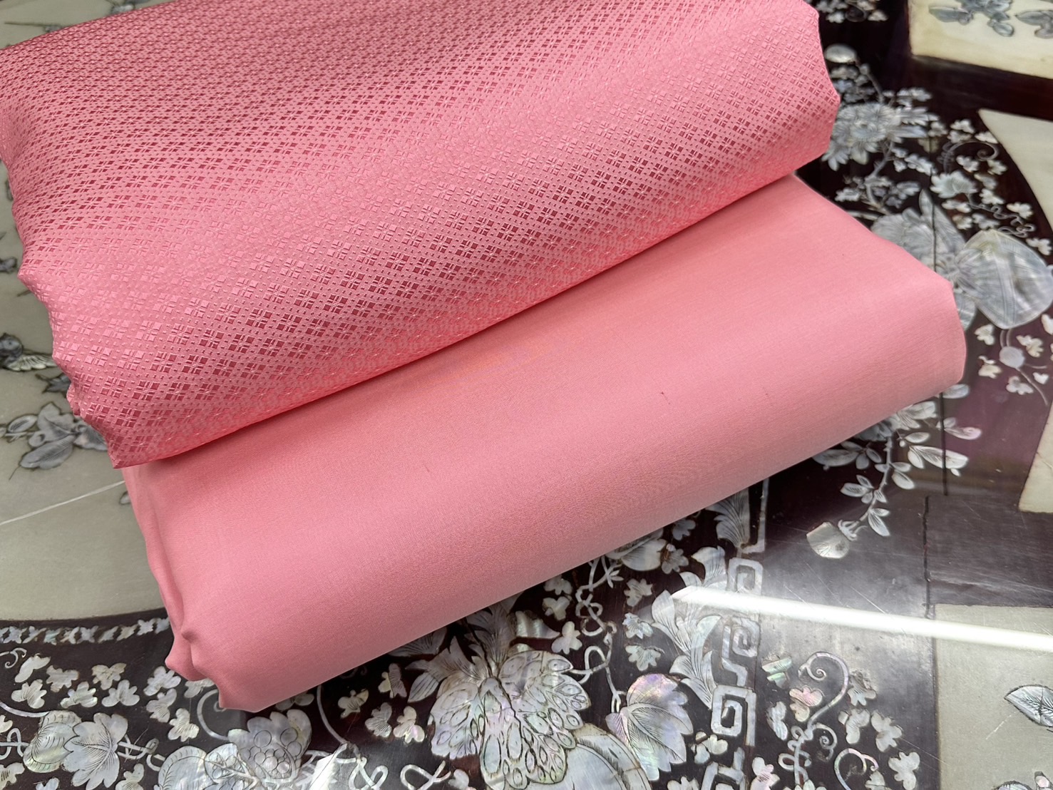 (ผ้าชุด)ไหมสีพื้น ตัดได้1ชุด (ผ้าพื้น 2เมตร+ผ้าซิ่น 2เมตร) สีชมพูโอรส รหัส BC-ST-1022671