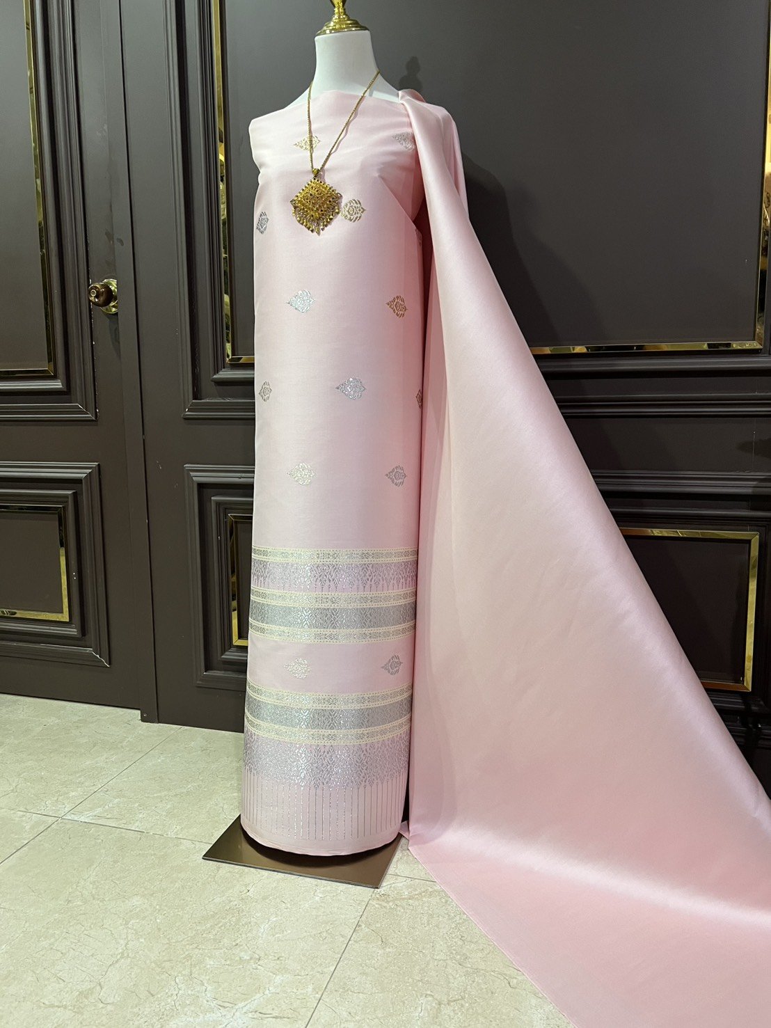 (ผ้าชุด)ผ้าไหมยกดอกลำพูน ดอกลอยดิ้นเงินสลับดิ้นทอง ขนาด 1.02x4.42เมตร ลายใบโพธิ์ พื้นสีชมพูหวาน รหัส N90-29-TR0556