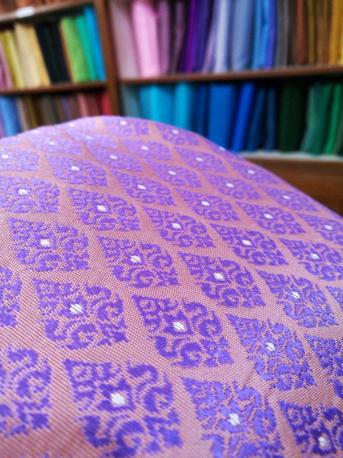 ซิ่น ผ้าไหมยกสุรินทร์ ไหมแท้ 32ตะกอ มีหน้านาง เกาะเชิงดิ้นทอง ขนาด1x2เมตร พื้นสีม่วง รหัส N11-NY-1221664