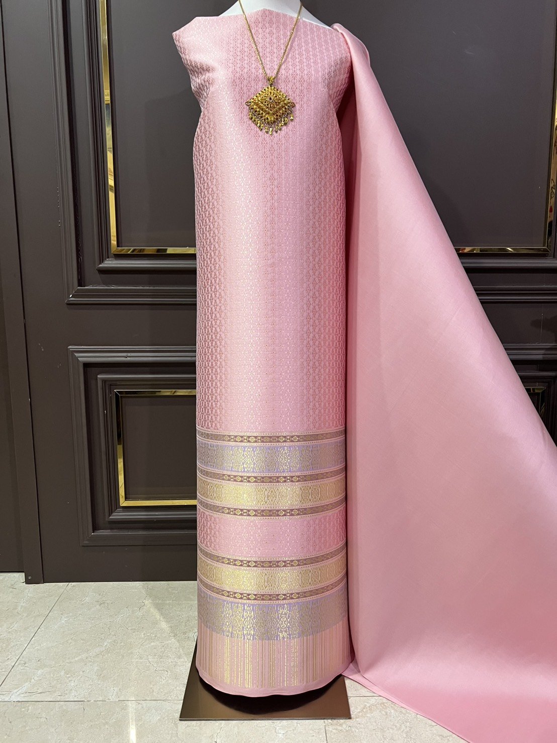 (ผ้าชุด)ผ้าไหมยกดอกลำพูน เกาะเชิงดิ้นทอง ขนาด 1.01x4.36เมตร ลายพิกุลล้อมกรอบ พื้นสีชมพูหวาน รหัส N90-29-TR0555