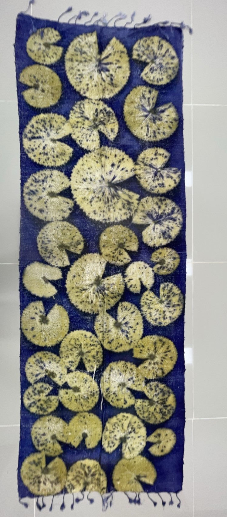 ผ้าคลุมไหล่ผ้าไหม Eco print เนื้อยกดอก มีชายครุย ขนาด 60x180ซม. สีน้ำเงิน รหัส ECO-82-1114681