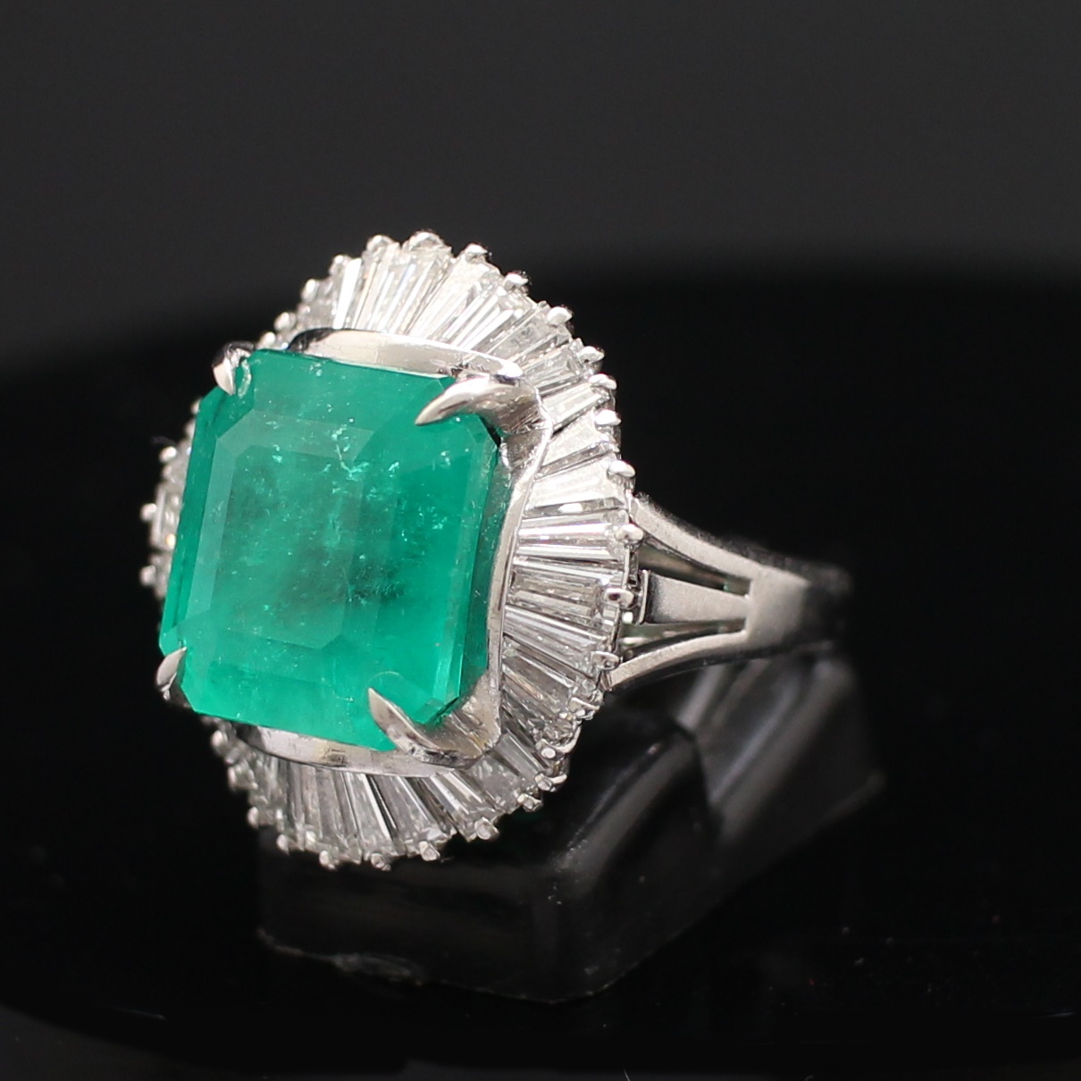 RG250226 แหวนมรกตโคลัมเบียล้อมเพชร มีใบเซอร์ มรกต 11.08 กะรัต เพชรแท้ 2.50 กะรัต เรือน PT900 นน.รวม 15.8 กรัม ขนาดแหวน 54