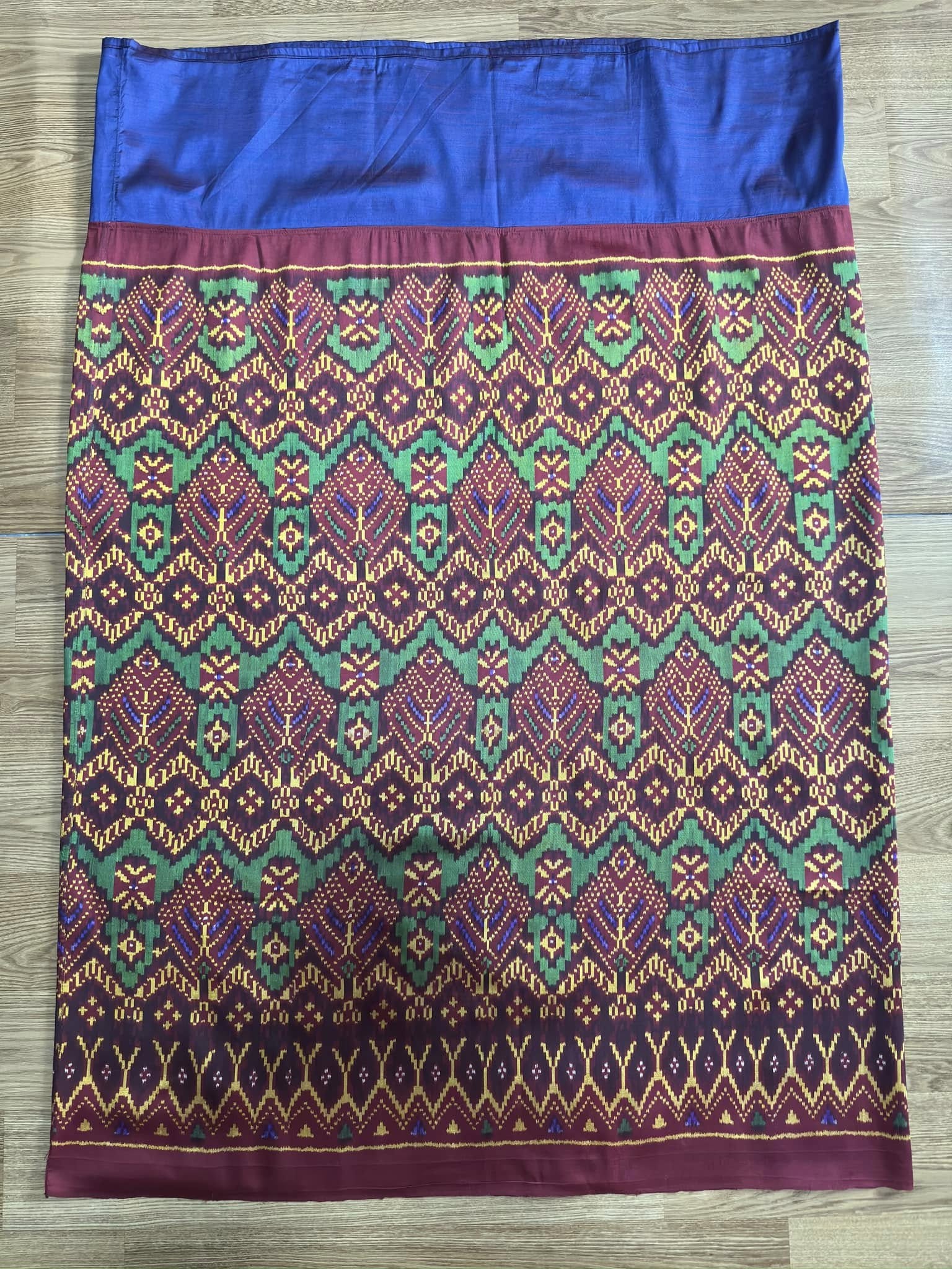 ซิ่น พระตะบอง ผ้าจามทอสามตะกอ ขนาด 116x170ซม พื้นสีน้ำเงินแดง รหัส N9-SIL-AJ11