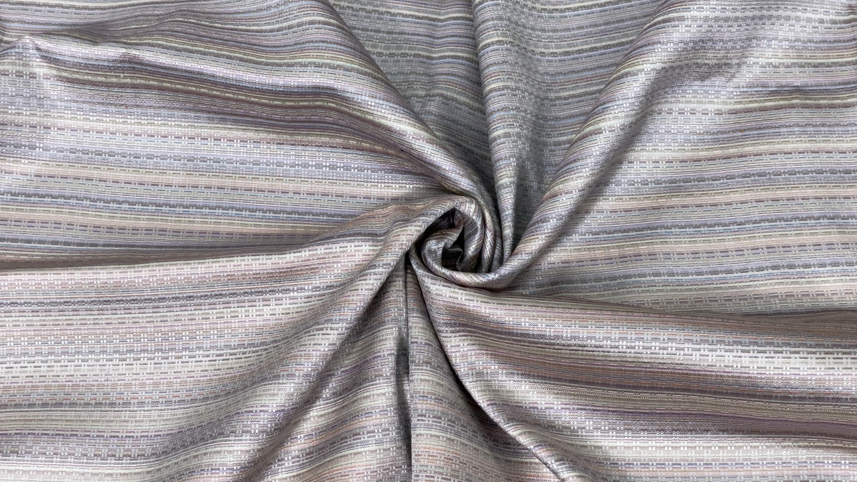 (ผ้าชุด)ไหมสีพื้นมีเชิง (ผ้าพื้น2หลา+ผ้าซิ่น2หลา) ลายราชวัตร เฉดสีเทา รหัส B7C-ME-066-092368111