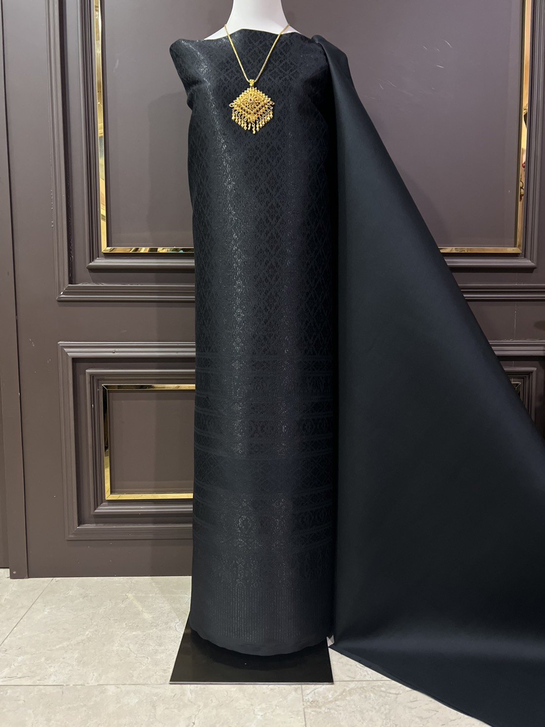 (ผ้าชุด)ผ้าไหมยกดอกลำพูน ยกดอกดิ้นดำเกาะเชิงดิ้นดำ ขนาด 1.02x4.43เมตร ลายรวยไม่เลิก พื้นสีดำ รหัส N90-29-TR0550