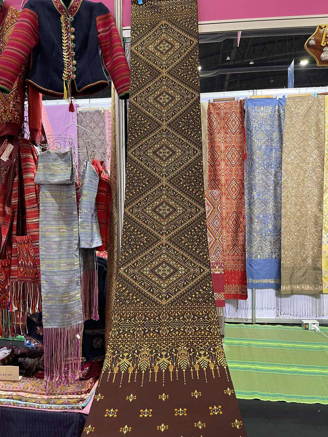 ผ้าพาดไหล่ ไหมแท้ สไบ400ไม้ ขนาด 32ซม.×250ม. ลายแพรวา พื้นสีน้ำตาล LW4A-PT-1113682