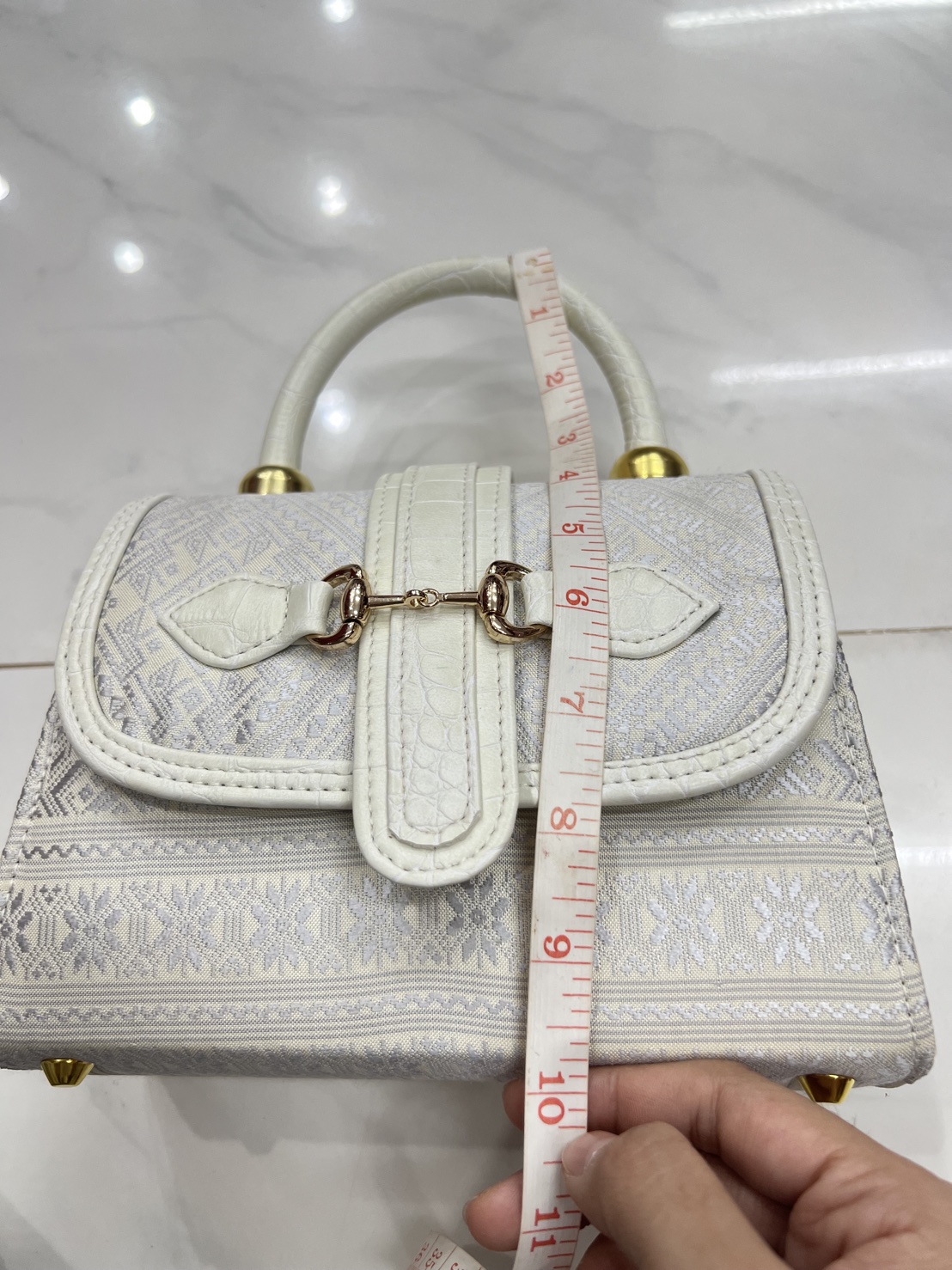 กระเป๋าถือ ไหมแพรวา พร้อมสายสะพาย ขนาด 8x6นิ้ว.พื้นสีขาว รหัส GLC-BM-042968