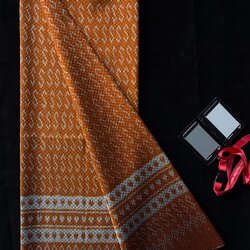 ซิ่น ผ้าไหมมัดหมี่ ทอยกดอก 6ตะกอ ขนาด 1x2 เมตร ลายขอพระราชทาน สีส้มอมเหลือง รหัส PCS-NY-1122686