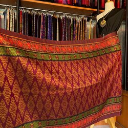 ซิ่น ผ้าไหมมัดหมี่ ทอยกดอกลูกแก้ว ขนาด 1x2เมตร พื้นสีน้ำตาลแดง รหัส L9A-MD-09066814