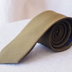 เนคไทผ้าไหมสีพื้น เนื้อเรียบ ขนาดกว้าง 2.5นิ้ว สีทองรมดำ รหัส NA-CT-102503