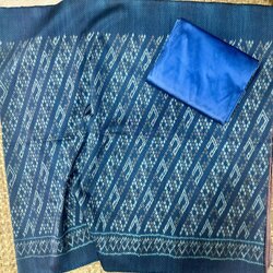 (ผ้าชุด)ผ้าไหมมัดหมี่ ทอยกตะกอ สอดเครือหางกระรอก (ผ้าลาย 2เมตร+สีพื้น 2เมตร) ลายสิริวชิราภรณ์ เฉดสีน้ำเงิน รหัส L8A-AA-06046715167