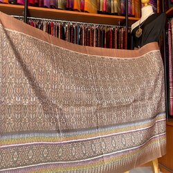 ซิ่น ผ้าไหมมัดหมี่ ทอยกดอกลูกแก้ว ขนาด 1x2เมตร ลายโฮลประยุกต์ พื้นสีน้ำตาล รหัส L9A-MD-09066846