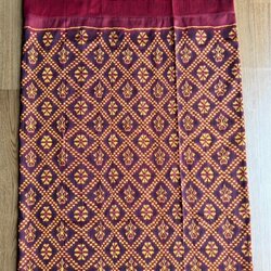 ซิ่น ไหมมัดหมี่รุ่นพิเศษ ซิ่นพระตะบอง งานทอ 3ตะกอ ขนาด 115x158ซม พื้นสีแดง รหัส N9-SIL-07066714557