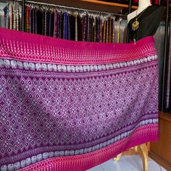 ซิ่น ผ้าไหมมัดหมี่ ทอยกดอกลูกแก้ว ขนาด 1x2เมตร พื้นสีม่วงเชิงชมพู รหัส L9A-MD-09066813