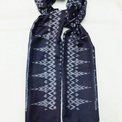 ผ้าคลุมไหล่ผ้าไหม มัดหมี่ ไหมแท้ มีชายครุย ขนาด 50x180ซม. สีน้ำเงินกรมท่า รหัส L4B-ST-295