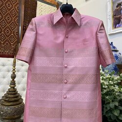 เสื้อสูทไหมแพรวา แขนสั้น พื้นสีชมพู เลือกไซส์ รหัส DR-BM092966110022