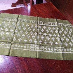 ผ้าคลุมไหล่ผ้าไหม มัดหมี่ ยกดอก มีชายครุย ขนาด 50x180ซม.ลายแพทเทิล สีเขียว รหัส L4B-NY-1227661013