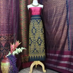 ซิ่น ผ้าไหม มัดหมี่ 3ตะกอ ไหมแท้ ขนาด 1x2เมตร สีดำ ลายมัดหมี่ รหัส R2Q-NY0619662