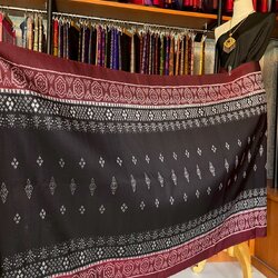 ซิ่น ผ้าไหมมัดหมี่ ทอยกดอกลูกแก้ว ขนาด 1x2เมตร พื้นสีดำเชิงน้ำตาล รหัส L9A-MD-09066818