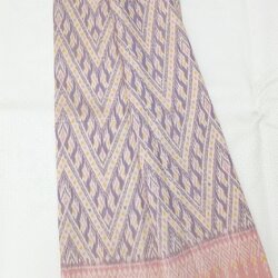 ซิ่น ผ้าไหมมัดหมี่ 2ตะกอ ขนาด กว้าง 95ซม. ยาว 2หลา พื้นสีม่วงอ่อน รหัส R1Q-472