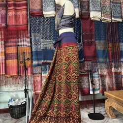 ซิ่น พระตะบอง ผ้าจามทอสามตะกอ ขนาด 116x170ซม พื้นสีน้ำเงินแดง รหัส N9-SIL-AJ11