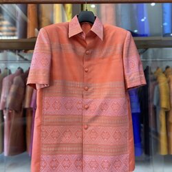 เสื้อสูทไหมแพรวา แขนสั้น พื้นสีส้ม ไซส์ M รหัส DR-BM-121566094414