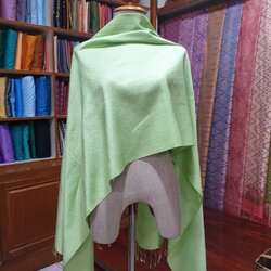 ผ้าคลุมไหล่ผ้าไหม ไหมแท้ สีพื้น ทอยอกดอก ลูกแก้ว ขนาด 60x200ซม. สีเขียวอ่อน รหัส ZYB-NY100566093