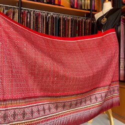 ผ้าไหมมัดหมี่ ไหมแท้ทอมือ 3ตะกอ ขนาด 1x2เมตร ลายโฮลประยุกต์ พื้นสีแดง รหัส R2Q-MD-09066822