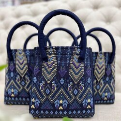 กระเป๋าถือ ไหมแพรวา นาด 2x 6x7นิ้ว พื้นสีน้ำเงินคราม รหัส GLA-BM-032668112