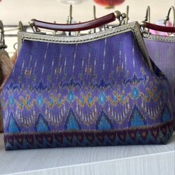 กระเป๋าผ้าไหมแท้ ตัดเย็บด้วยผ้าไหมมัดหมี่ พื้นม่วง รหัส GLA-SN-1123673