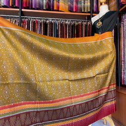 ซิ่น ผ้าไหมมัดหมี่ ทอยกดอกลูกแก้ว ขนาด 1x2เมตร พื้นสีเขียวอมเหลืองทอง รหัส L9A-MD-09066835