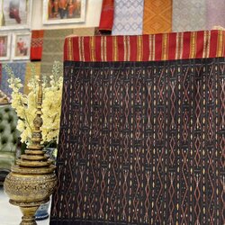 ซิ่น ไหมมัดหมี่ลายขั้นโบราณ ต่อหัวพร้อมนุ่ง ท้องผ้าสีดำ รหัส R1I-BM-0711688